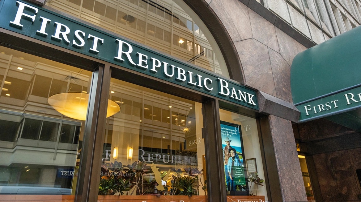 «Βόμβα» στις ΗΠΑ: Κατέρρευσε η First Republic Bank - Στη JPMorgan περνούν οι καταθέσεις