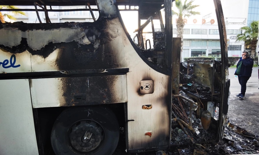 Βομβαρδισμένο τοπίο η Λεωφόρος Αθηνών- Έκαψαν τρία λεωφορεία [ΦΩΤΟ]