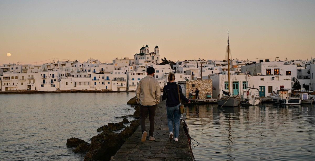«Ύμνοι» FAZ και WSJ για την Ελλάδα: Το χρέος μειώθηκε, οι επενδυτές έρχονται, ο τουρισμός ανθεί