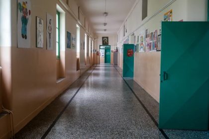 Φρίκη: Έδεσαν και φίμωσαν μαθήτρια της πρώτης Δημοτικού σε τουαλέτα σχολείου