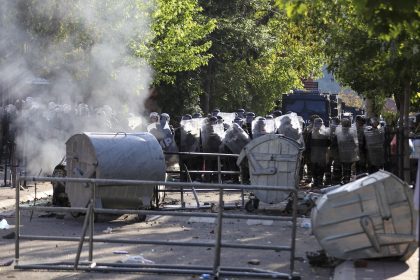 Κόσοβο: 25 στρατιώτες της KFOR τραυματίστηκαν σε συγκρούσεις με Σέρβους διαδηλωτές