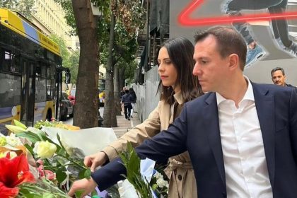 Χρονοπούλου, Δουδωνής και Μάντζος άφησαν λουλούδια στο μνημείο νεκρών της Marfin