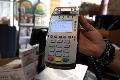 «Σαρώνουν» οι συναλλαγές με κάρτες – Έως €10 οι μισές πληρωμές με πλαστικό χρήμα 