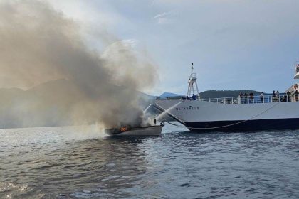 Λευκάδα: Φωτιά σε σκάφος στο Μεγανήσι - Επιβάτες βούτηξαν στη θάλασσα