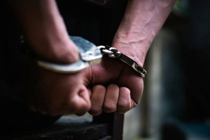 Συνελήφθη 19χρονος στα Μέγαρα - Ήταν μέλος συμμορίας που «ξάφριζε» σπίτια