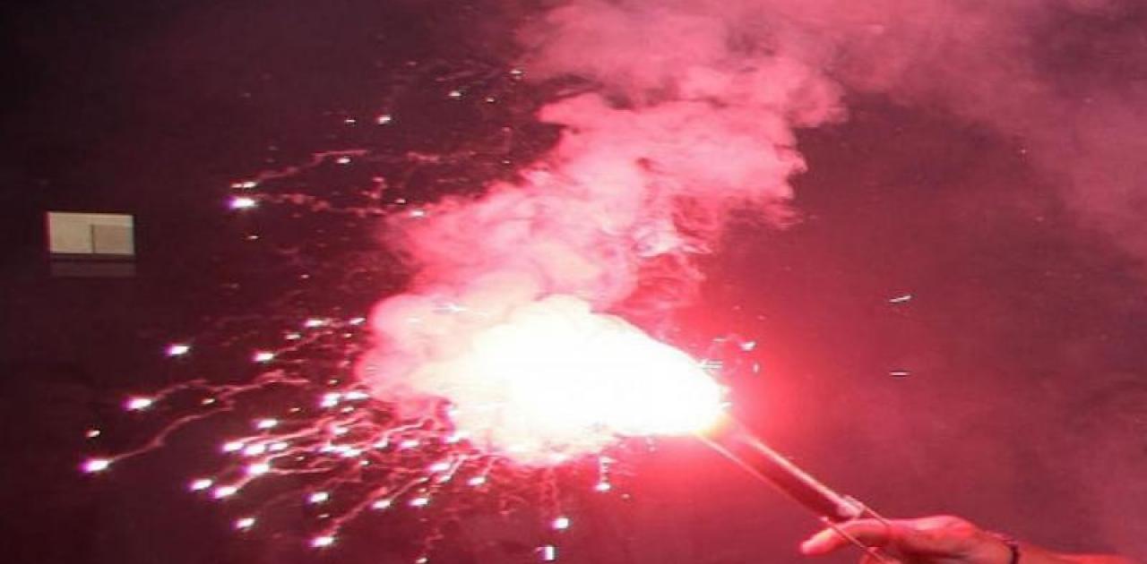 Έκαψαν τον σβέρκο οπαδού της ΑΕΚ με καπνογόνα