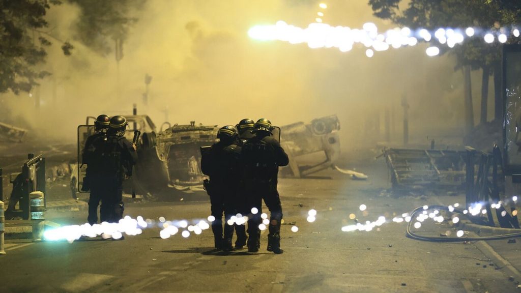 4η νύχτα ταραχών στη Γαλλία - Λεηλασίες, συγκρούσεις και εκατοντάδες προσαγωγές
