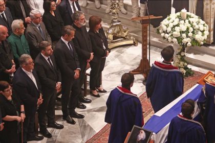 Στην κηδεία του Γιάννη Μαρκόπουλου ο Θανάσης Μπούρας: «Ευγνωμοσύνη για όσα μας προσέφερε»
