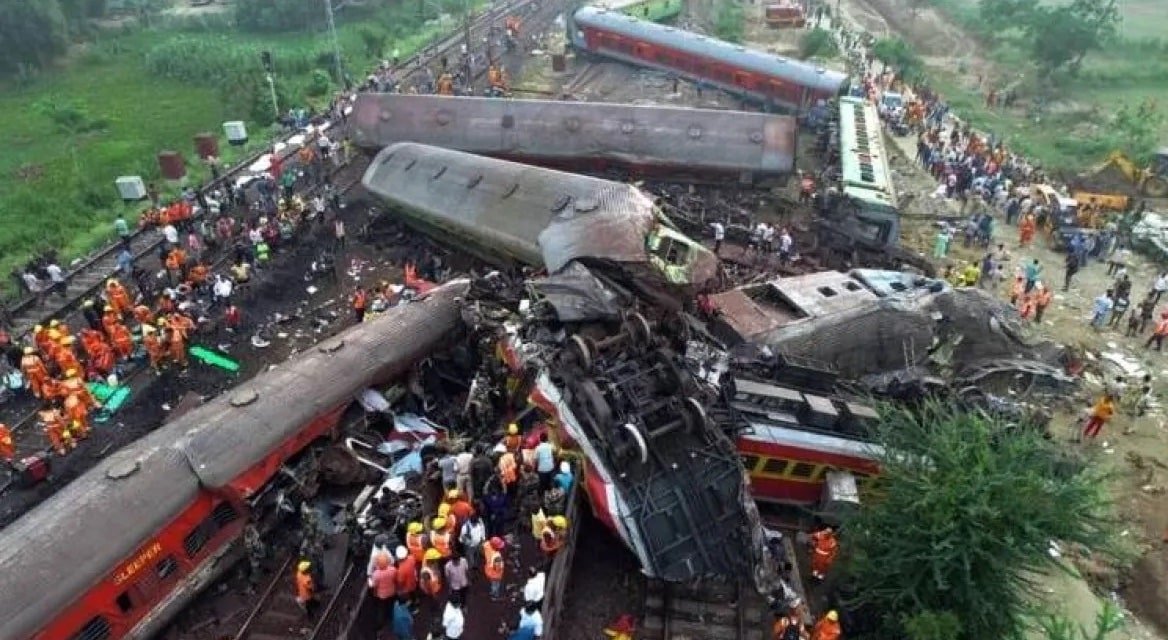 Τους 288 έχουν φτάσει οι νεκροί από τη σύγκρουση τρένων στην Ινδία
