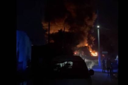 Ασπρόπυργος: Μπήκαν σε επιχείρηση προσποιούμενοι αστυνομικούς, την έκαψαν και τράκαραν με το όχημα διαφυγής