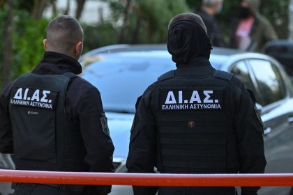 Σύλληψη 4 Ρομά με 2.500 ψηφοδέλτια του ΣΥΡΙΖΑ - Τα μοίραζαν έξω από εκλογικό κέντρο