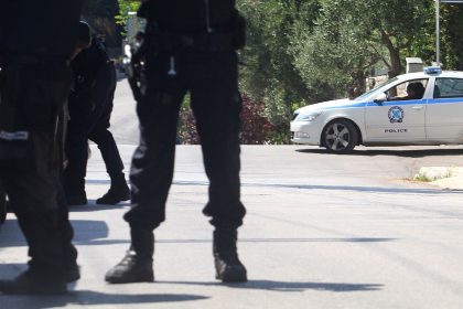 Ταμπουρωμένος σε διαμέρισμα άνδρας που κυνηγούσε 17χρονο με μαχαίρι στη Θεσσαλονίκη