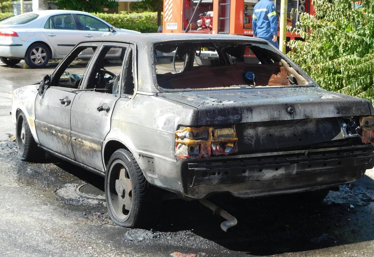 Ασπρόπυργος: Έκαψαν αυτοκίνητο που είχαν κλέψει από 51χρονη