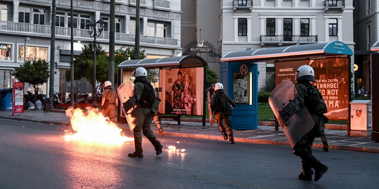 Επεισόδια στο κέντρο της Αθήνας στη διαμαρτυρία για το ναυάγιο στην Πύλο -Μολότοφ και χημικά