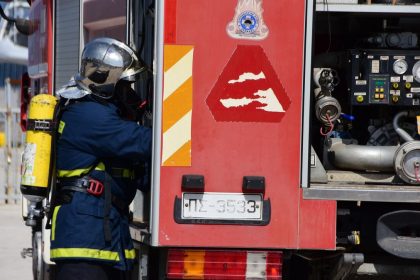 Φωτιά σε διαμέρισμα στον Πειραιά - Εγκλωβίστηκε γυναίκα στο μπαλκόνι