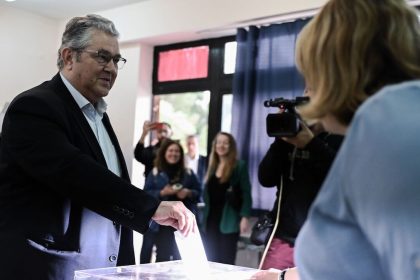 Επεισοδιακή ψήφος για τον Δημ. Κουτσούμπα – Δεν του έδωσαν ψηφοδέλτιο του ΚΚΕ