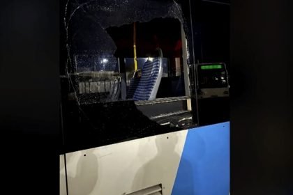 Ελευσίνα: Πετροβόλησαν λεωφορείο της γραμμής 862 - «Δρομολόγια του τρόμου» καταγγέλουν οι οδηγοί
