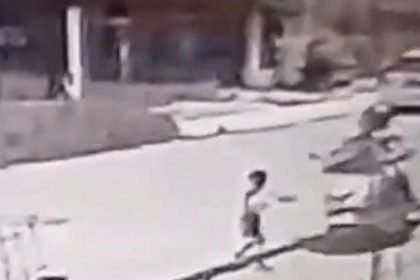 Βίντεο-σοκ με τροχαίο σε οικισμό Ρομά: Μηχανάκι παρέσυρε πεντάχρονο παιδί και το εγκατέλειψε