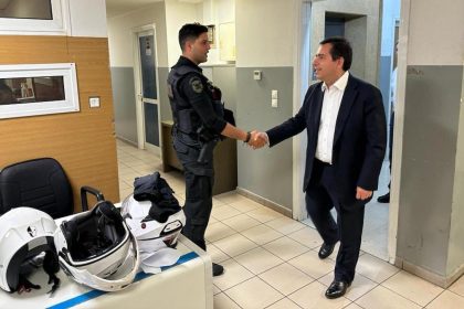 Στο Αστυνομικό Τμήμα Ομονοίας τα μεσάνυχτα ο Νότης Μηταράκης