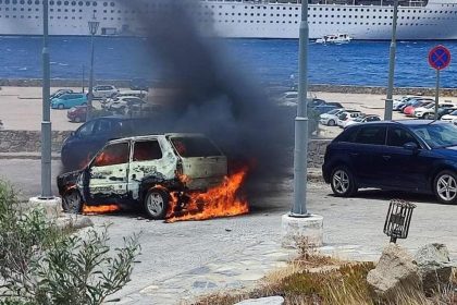 Μύκονος: Αυτοκίνητο κάηκε ολοσχερώς στο παλιό λιμάνι