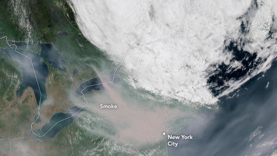 Δορυφορική εικόνα της NASA δείχνει τη Νέα Υόρκη να έχει «πνιγεί» στον καπνό