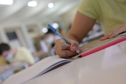 «Τσακωτό» έκαναν μαθητή που πήγε να γράψει στις Πανελλήνιες με… ακουστικό