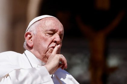 Η κούρσα για τον επόμενο πάπα ξεκίνησε και είναι… άγρια
