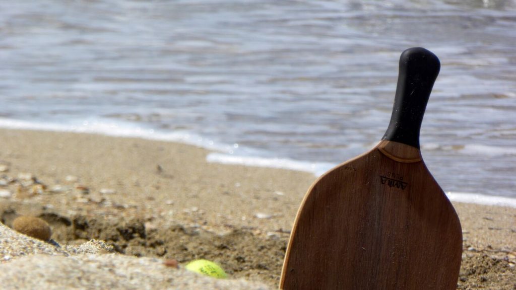 Τέλος οι ρακέτες σε παραλίες της Αττικής: Έπεσαν τα πρώτα πρόστιμα 1.000 ευρώ