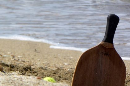Σε ποια παραλία της Αττικής πέφτει πρόστιμο έως 1000 ευρώ για όσους παίζουν ρακέτες