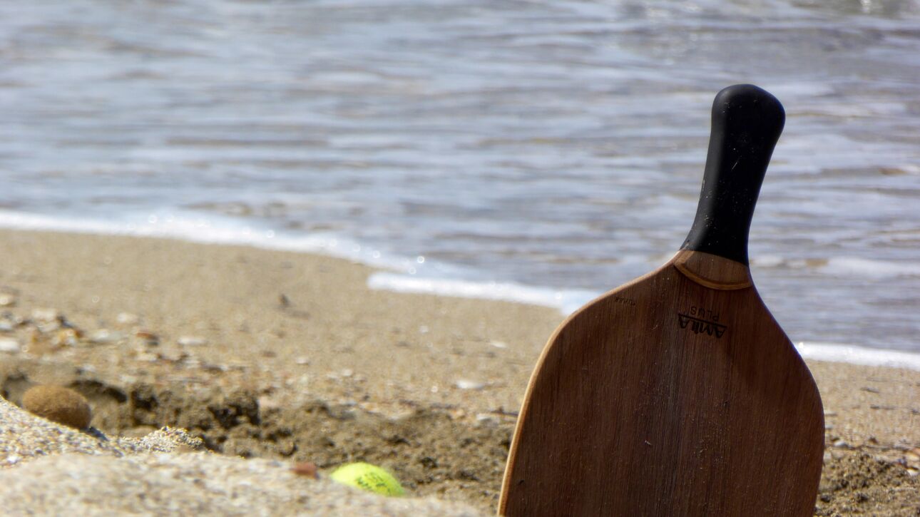 Σε ποια παραλία της Αττικής πέφτει πρόστιμο έως 1000 ευρώ για όσους παίζουν ρακέτες