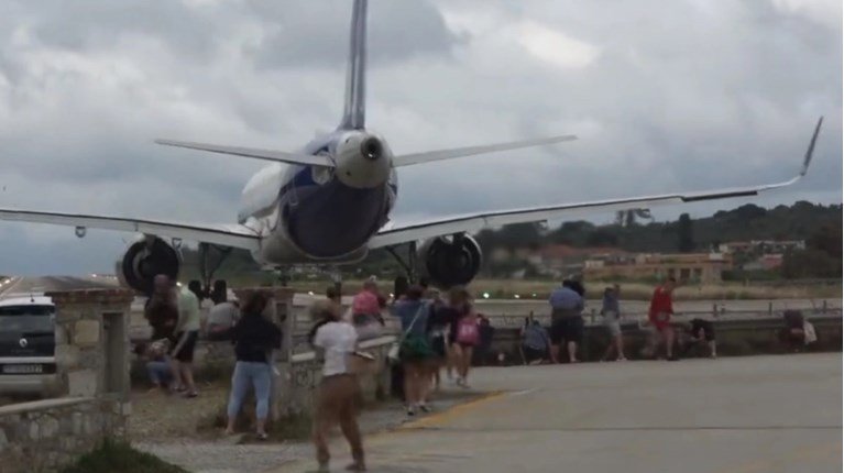 Σκιάθος: Αεροπλάνο απογειώνεται και σηκώνει στον αέρα τουρίστες - Βίντεο 