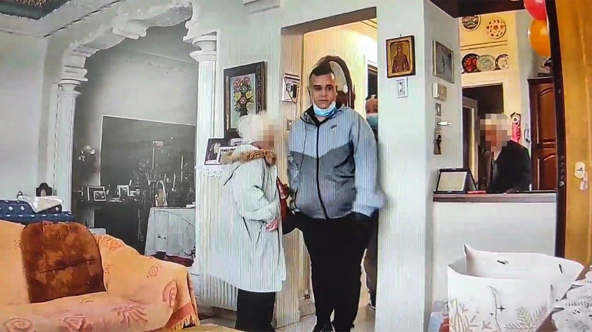 Βίντεο ντοκουμέντο: Απατεώνες «υπάλληλοι της ΔΕΗ» «σαρώνουν» σπίτι ηλικιωμένου για να το ξαφρίσουν