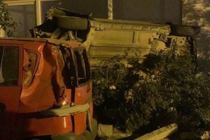 Απίστευτο τροχαίο στις Αχαρνές: Αυτοκίνητο αναποδογύρισε και μπήκε σε αυλή σπιτιού [ΦΩΤΟ]