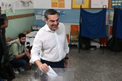 Ψήφισε ο Αλέξης Τσίπρας: «Σήμερα κρίνεται η ζωή μας και η δημοκρατία»