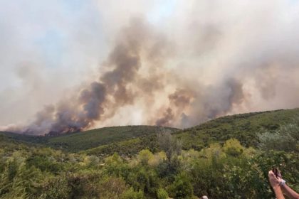 Δερβενοχώρια: Η φωτιά απειλεί τη Μάνδρα - Δείτε ΦΩΤΟ