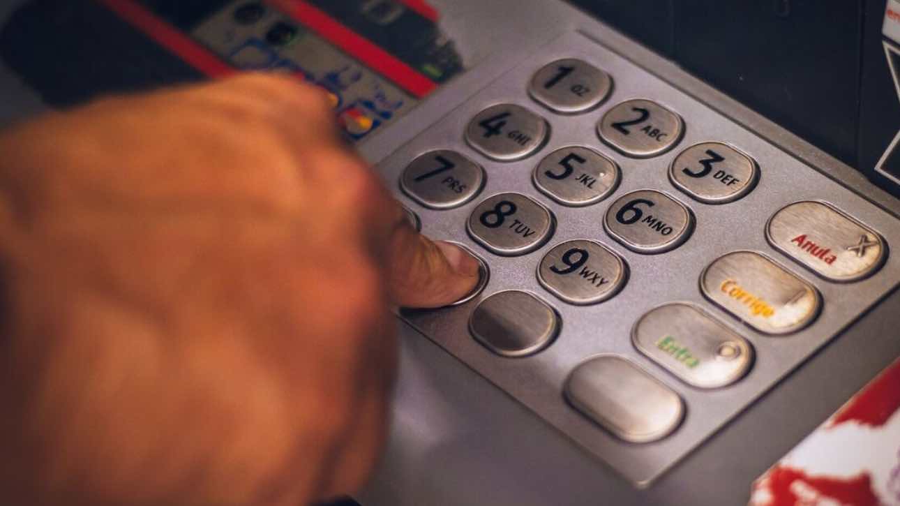 ΕΦΚΑ - ΔΥΠΑ: Πότε μπαίνουν τα χρήματα στα ATM - Οι πληρωμές της εβδομάδας