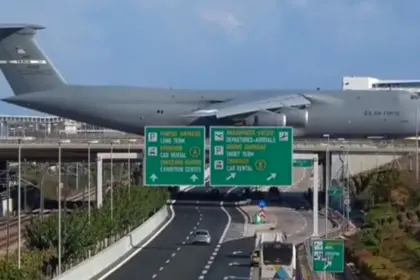 Εντυπωσιακό βίντεο: Το αμερικανικό μεταγωγικό C-5 Galaxy σε γέφυρα πάνω από την Αττική Οδό