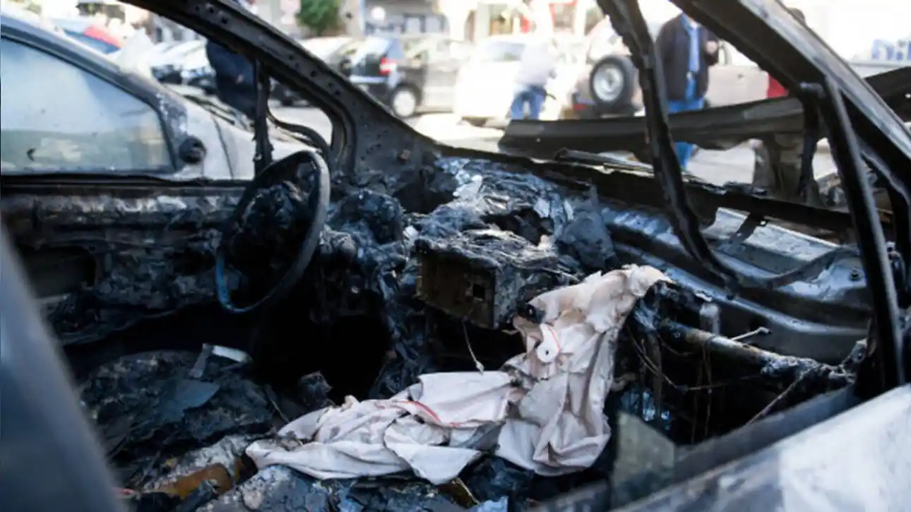 Ασπρόπυργος: Έκαψαν πολυτελές Mercedes που είχε κλαπεί πριν... 5 μήνες από τη Σαλαμίνα