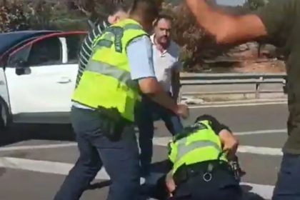 Ένταση στη Μάνδρα: Πιάστηκαν στα χέρια κάτοικοι με αστυνομικούς [ΒΙΝΤΕΟ]