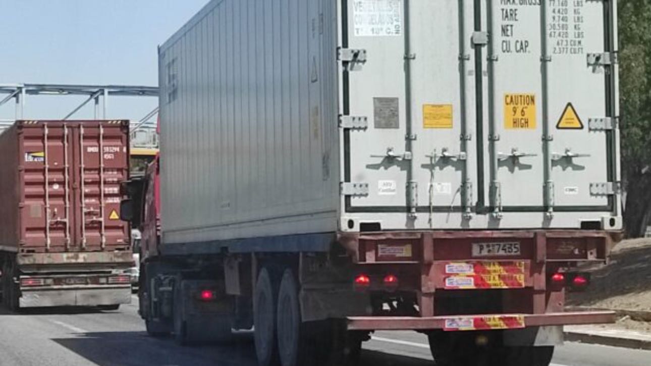 Ασπρόπυργος: Δεκάδες τόνοι αιθυλικής αλκοόλης σε φορτηγό με σερβικές πινακίδες