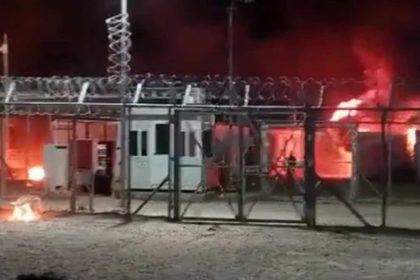 Μετανάστες έβαλαν φωτιά στο κέντρο κράτησης στην Αμυγδαλέζα μετά τον θάνατο Ινδού