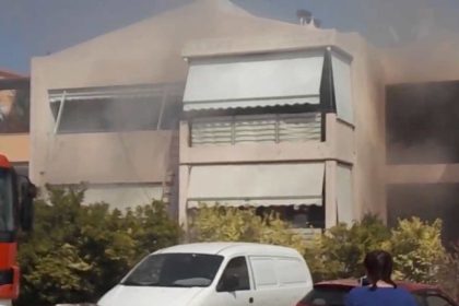 Υπό έλεγχο η φωτιά που ξέσπασε σε συγκρότημα κατοικιών στα Άνω Λιόσια - Δείτε ΒΙΝΤΕΟ