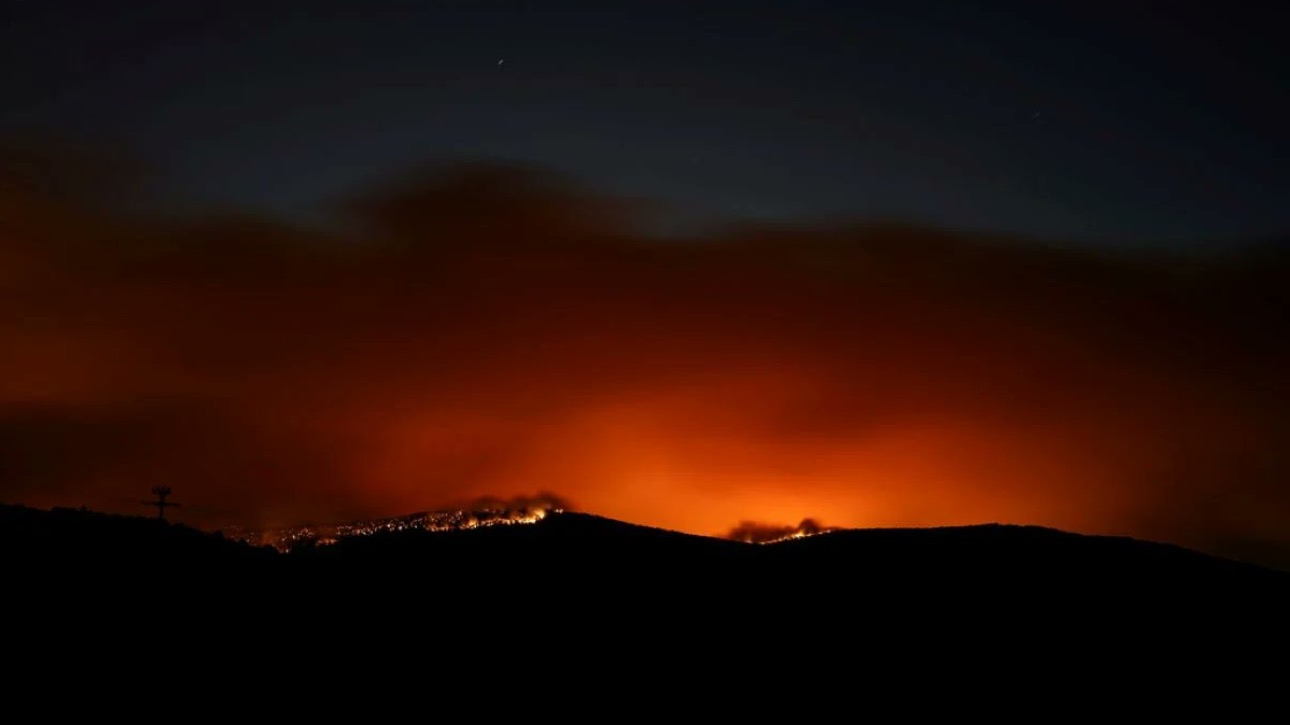 Λουτράκι: Υπό έλεγχο το μέτωπο στα διυλιστήρια - Τιτάνια μάχη με τη φωτιά στη Μάνδρα
