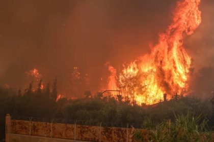 Δραματική η κατάσταση στη Μάνδρα - Στην Αγία Σωτήρα επιχειρούν Ρουμάνοι πυροσβέστες