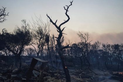Μαίνονται οι φωτιές στη Δυτική Αττική - Μια ακόμη δύσκολη νύχτα