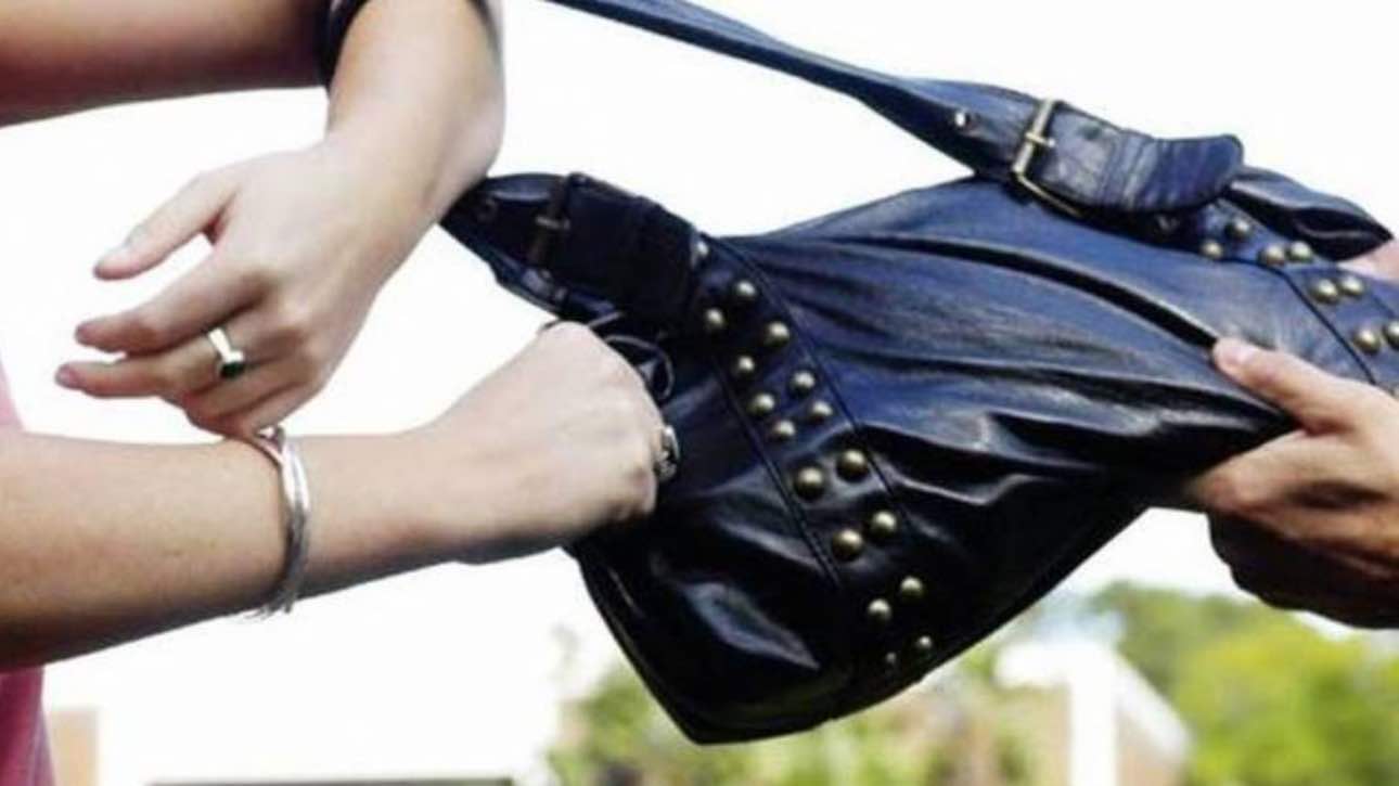 Άγρια ληστεία στις Αχαρνές: Έσερναν γυναίκα στον δρόμο για να της αρπάξουν τη τσάντα