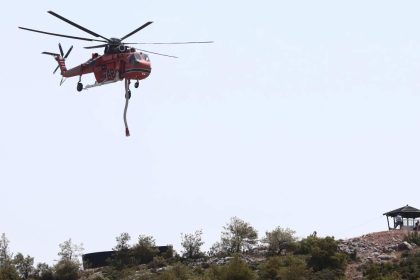 Νέα αναζωπύρωση στη Μάνδρα - Επι τόπου 3 ελικόπτερα
