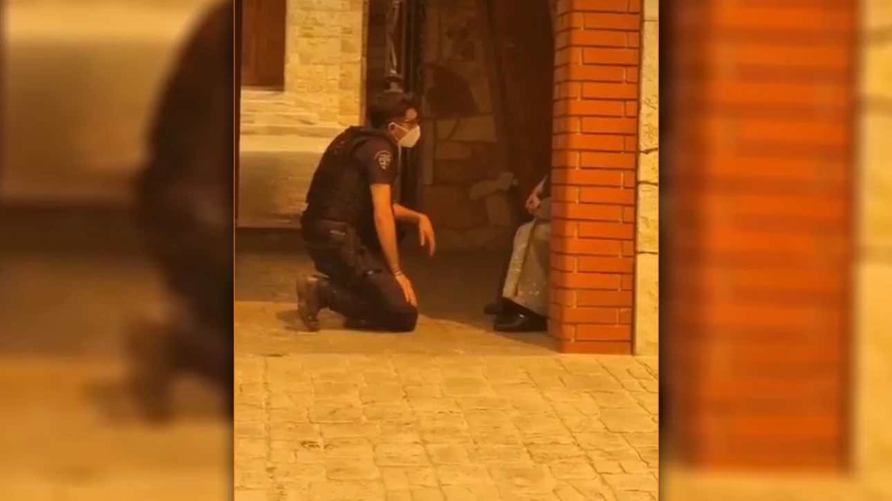 Μάνδρα: Αστυνομικοί προσπαθούν να πείσουν μοναχές να εκκενώσουν μοναστήρι και αυτές ψάλλουν
