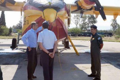 Στην Ελευσίνα o Μητσοτάκης: Συνάντηση με τα πληρώματα των πυροσβεστικών αεροσκαφών