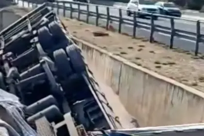 Απίστευτο τροχαίο στον Ασπρόπυργο: Φορτηγό έπεσε από ύψος 10 μέτρων μέσα σε κανάλι